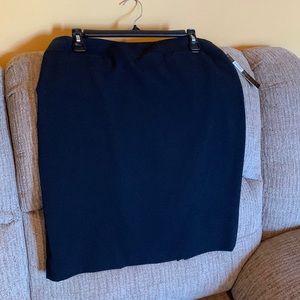 Tahari black knit crepe pencil skirt w two back slits, side zipper sz10